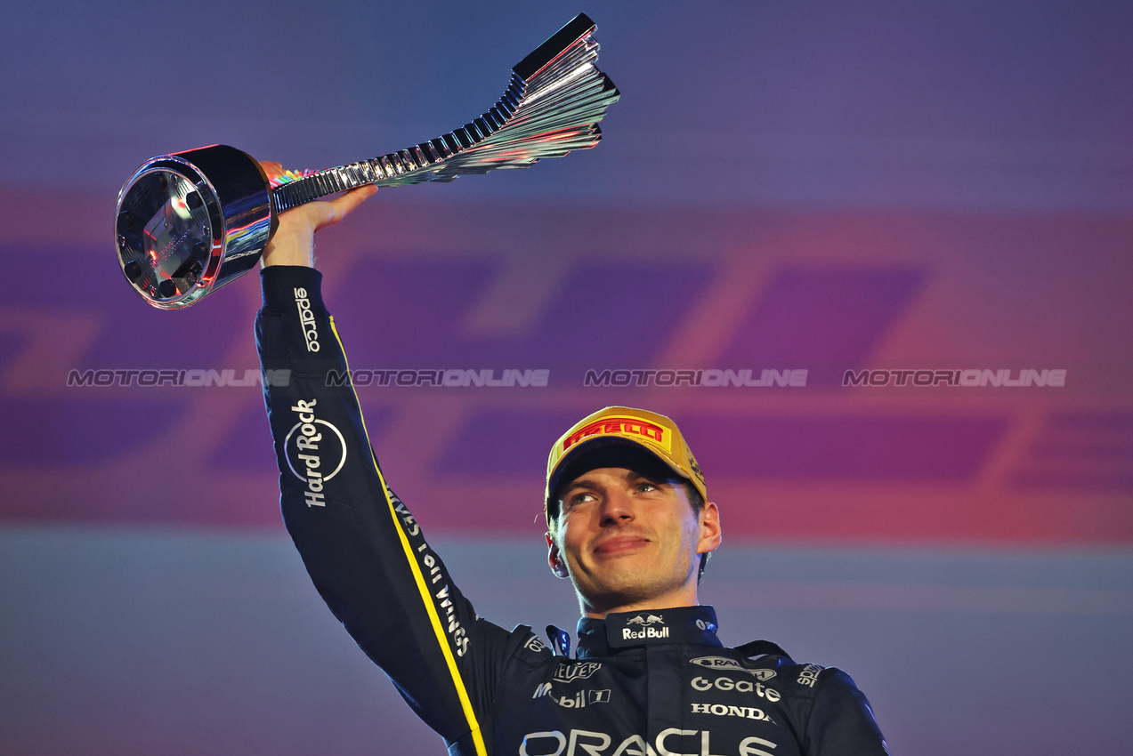 GP LAS VEGAS, Gara winner Max Verstappen (NLD) Red Bull Racing celebrates on the podium.

22.11.2025. Formula 1 World Championship, Rd 22, Las Vegas Grand Prix, Las Vegas, Nevada, USA, Gara Day.

- www.xpbimages.com, EMail: requests@xpbimages.com © Copyright: Batchelor / XPB Images