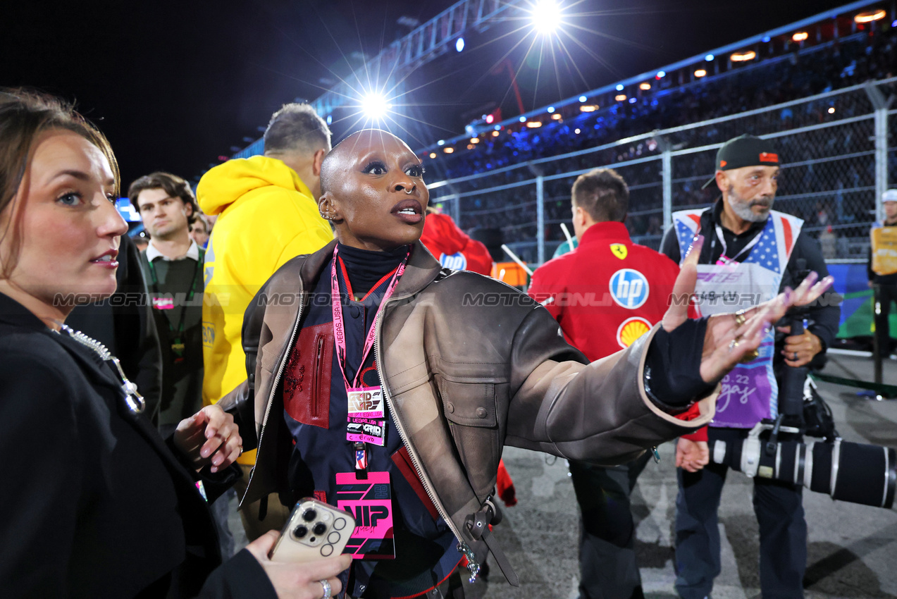GP LAS VEGAS, Cynthia Erivo (GBR) Actress on the grid.

22.11.2025. Formula 1 World Championship, Rd 22, Las Vegas Grand Prix, Las Vegas, Nevada, USA, Gara Day.

- www.xpbimages.com, EMail: requests@xpbimages.com © Copyright: Batchelor / XPB Images