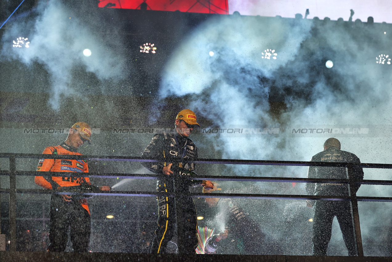 GP LAS VEGAS, The podium (L to R): Lando Norris (GBR) McLaren, second; Max Verstappen (NLD) Red Bull Racing, vincitore; George Russell (GBR) Mercedes AMG F1, third; Gianpiero Lambiase (ITA) Red Bull Racing Head of Racing.
22.11.2025. Formula 1 World Championship, Rd 22, Las Vegas Grand Prix, Las Vegas, Nevada, USA, Gara Day.
- www.xpbimages.com, EMail: requests@xpbimages.com © Copyright: Batchelor / XPB Images