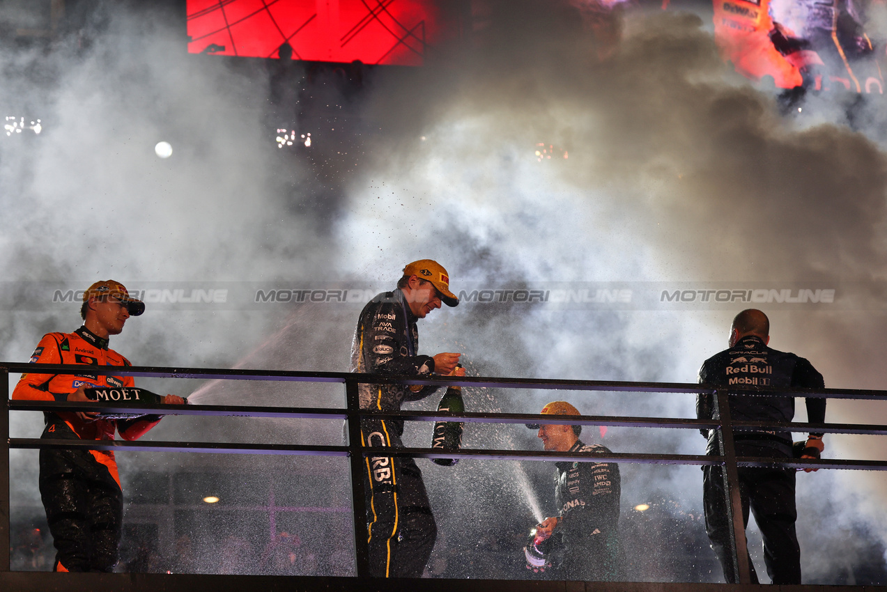 GP LAS VEGAS, The podium (L to R): Lando Norris (GBR) McLaren, second; Max Verstappen (NLD) Red Bull Racing, vincitore; George Russell (GBR) Mercedes AMG F1, third; Gianpiero Lambiase (ITA) Red Bull Racing Head of Racing.
22.11.2025. Formula 1 World Championship, Rd 22, Las Vegas Grand Prix, Las Vegas, Nevada, USA, Gara Day.
- www.xpbimages.com, EMail: requests@xpbimages.com © Copyright: Batchelor / XPB Images