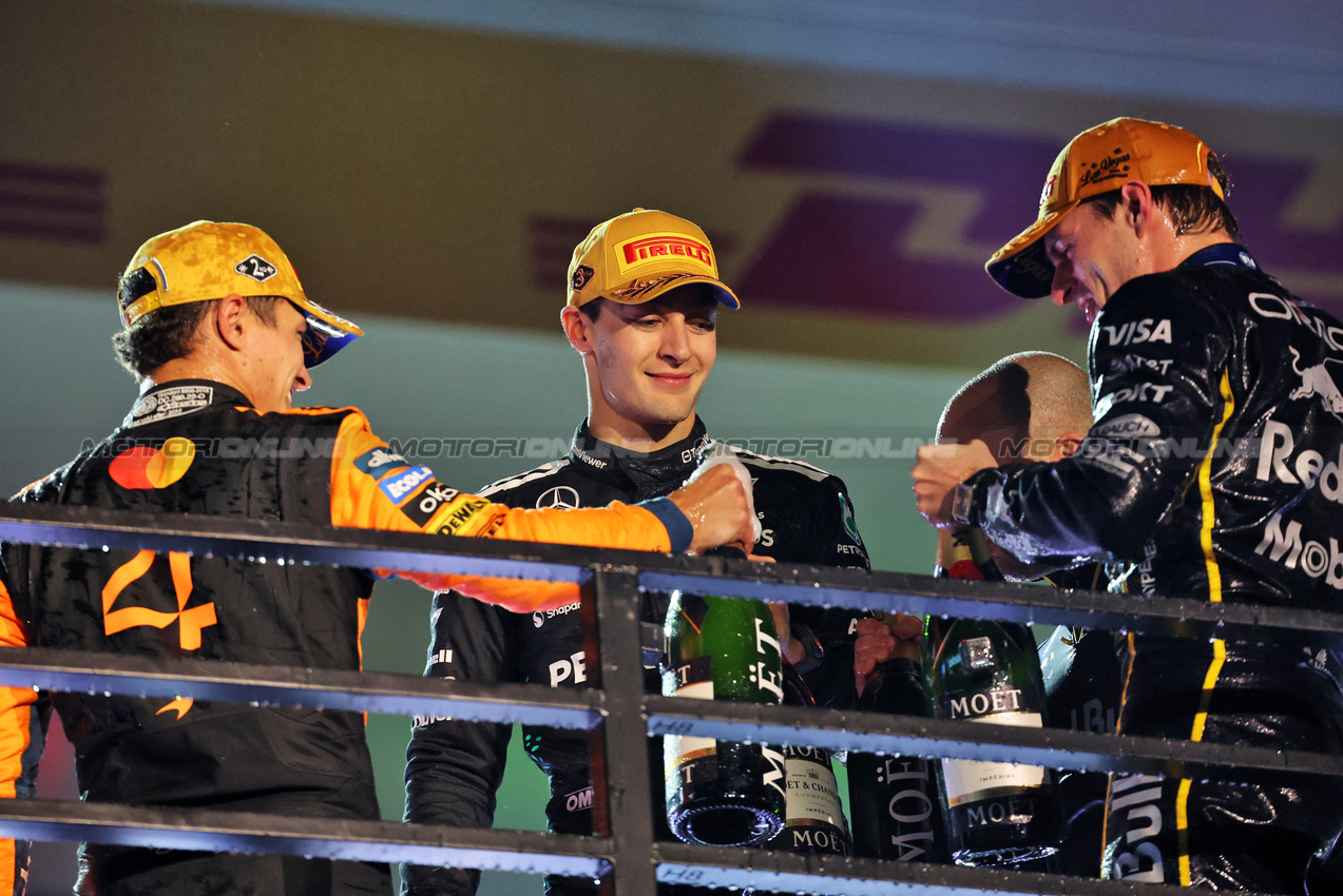 GP LAS VEGAS, (L to R): Lando Norris (GBR) McLaren celebrates on the podium with George Russell (GBR) Mercedes AMG F1; Gianpiero Lambiase (ITA) Red Bull Racing Head of Racing; e Max Verstappen (NLD) Red Bull Racing.

22.11.2025. Formula 1 World Championship, Rd 22, Las Vegas Grand Prix, Las Vegas, Nevada, USA, Gara Day.

- www.xpbimages.com, EMail: requests@xpbimages.com © Copyright: Batchelor / XPB Images