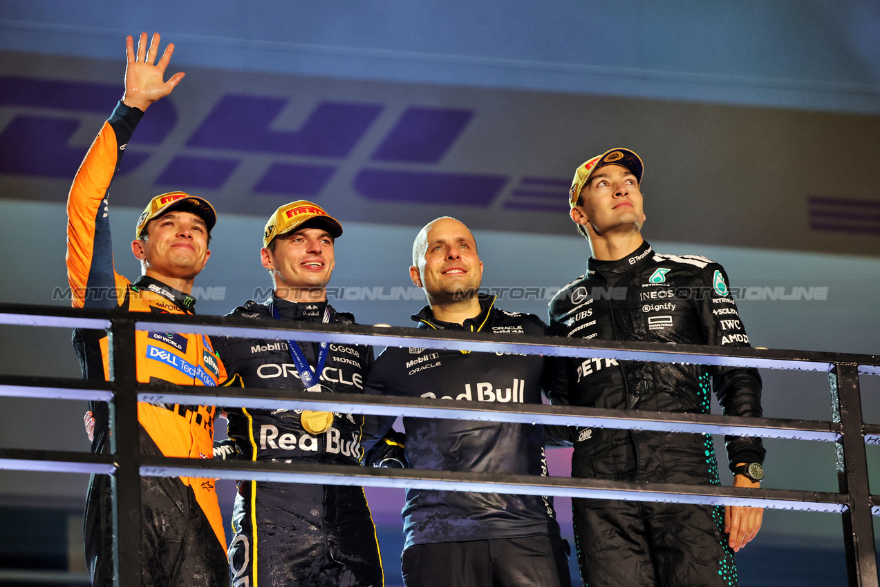 GP LAS VEGAS, The podium (L to R): Lando Norris (GBR) McLaren, second; Max Verstappen (NLD) Red Bull Racing, vincitore; Gianpiero Lambiase (ITA) Red Bull Racing Head of Racing; George Russell (GBR) Mercedes AMG F1, third.
22.11.2025. Formula 1 World Championship, Rd 22, Las Vegas Grand Prix, Las Vegas, Nevada, USA, Gara Day.
- www.xpbimages.com, EMail: requests@xpbimages.com © Copyright: Batchelor / XPB Images