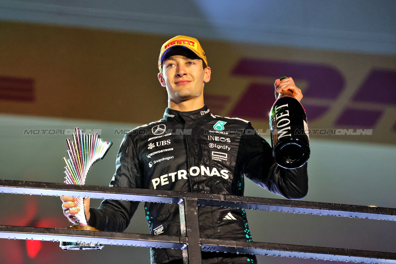 GP LAS VEGAS, George Russell (GBR) Mercedes AMG F1 celebrates his third position on the podium.
22.11.2025. Formula 1 World Championship, Rd 22, Las Vegas Grand Prix, Las Vegas, Nevada, USA, Gara Day.
- www.xpbimages.com, EMail: requests@xpbimages.com © Copyright: Batchelor / XPB Images