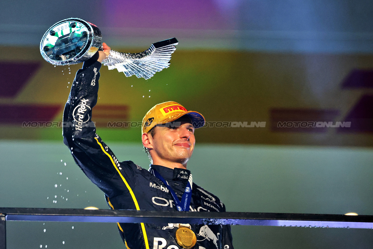 GP LAS VEGAS, Gara winner Max Verstappen (NLD) Red Bull Racing celebrates on the podium.

22.11.2025. Formula 1 World Championship, Rd 22, Las Vegas Grand Prix, Las Vegas, Nevada, USA, Gara Day.

- www.xpbimages.com, EMail: requests@xpbimages.com © Copyright: Batchelor / XPB Images
