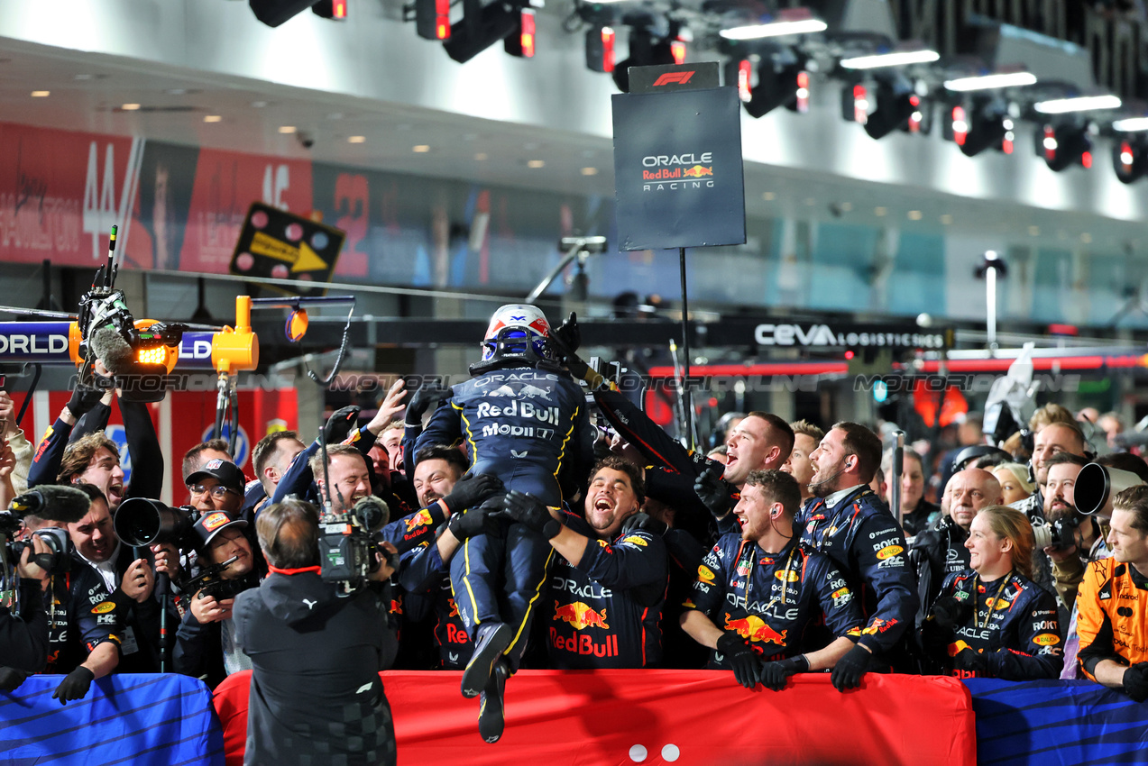 GP LAS VEGAS, Gara winner Max Verstappen (NLD) Red Bull Racing celebrates in parc ferme with the team.

22.11.2025. Formula 1 World Championship, Rd 22, Las Vegas Grand Prix, Las Vegas, Nevada, USA, Gara Day.

- www.xpbimages.com, EMail: requests@xpbimages.com © Copyright: Batchelor / XPB Images