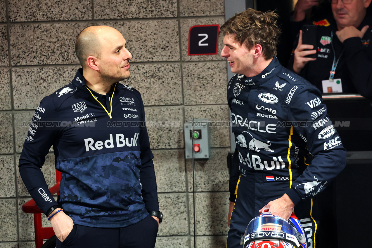 GP LAS VEGAS, Gara winner Max Verstappen (NLD) Red Bull Racing in parc ferme with Gianpiero Lambiase (ITA) Red Bull Racing Head of Racing.

22.11.2025. Formula 1 World Championship, Rd 22, Las Vegas Grand Prix, Las Vegas, Nevada, USA, Gara Day.

- www.xpbimages.com, EMail: requests@xpbimages.com © Copyright: Batchelor / XPB Images