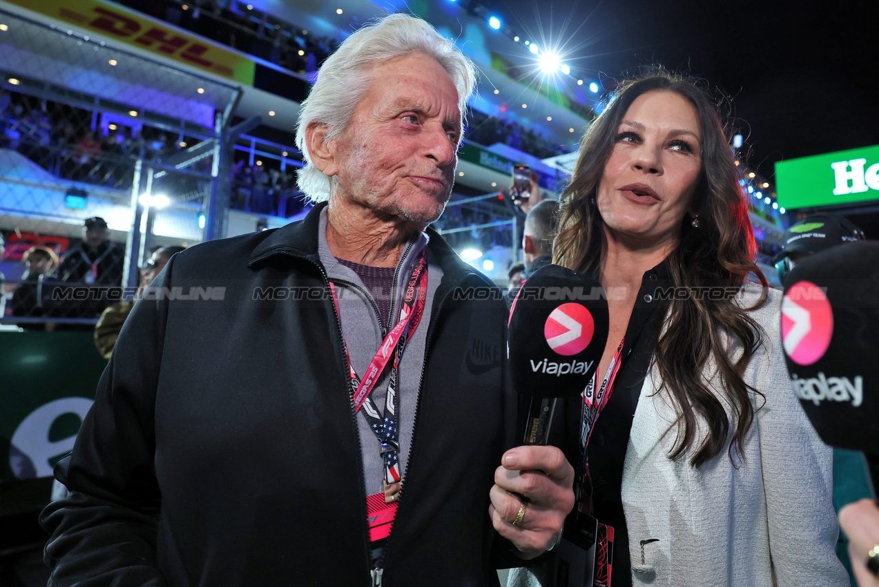 GP LAS VEGAS, (L to R): Michael Douglas (USA) Actor with Catherine Zeta-Jones (GBR) Actress on the grid.

22.11.2025. Formula 1 World Championship, Rd 22, Las Vegas Grand Prix, Las Vegas, Nevada, USA, Gara Day.

- www.xpbimages.com, EMail: requests@xpbimages.com © Copyright: Moy / XPB Images