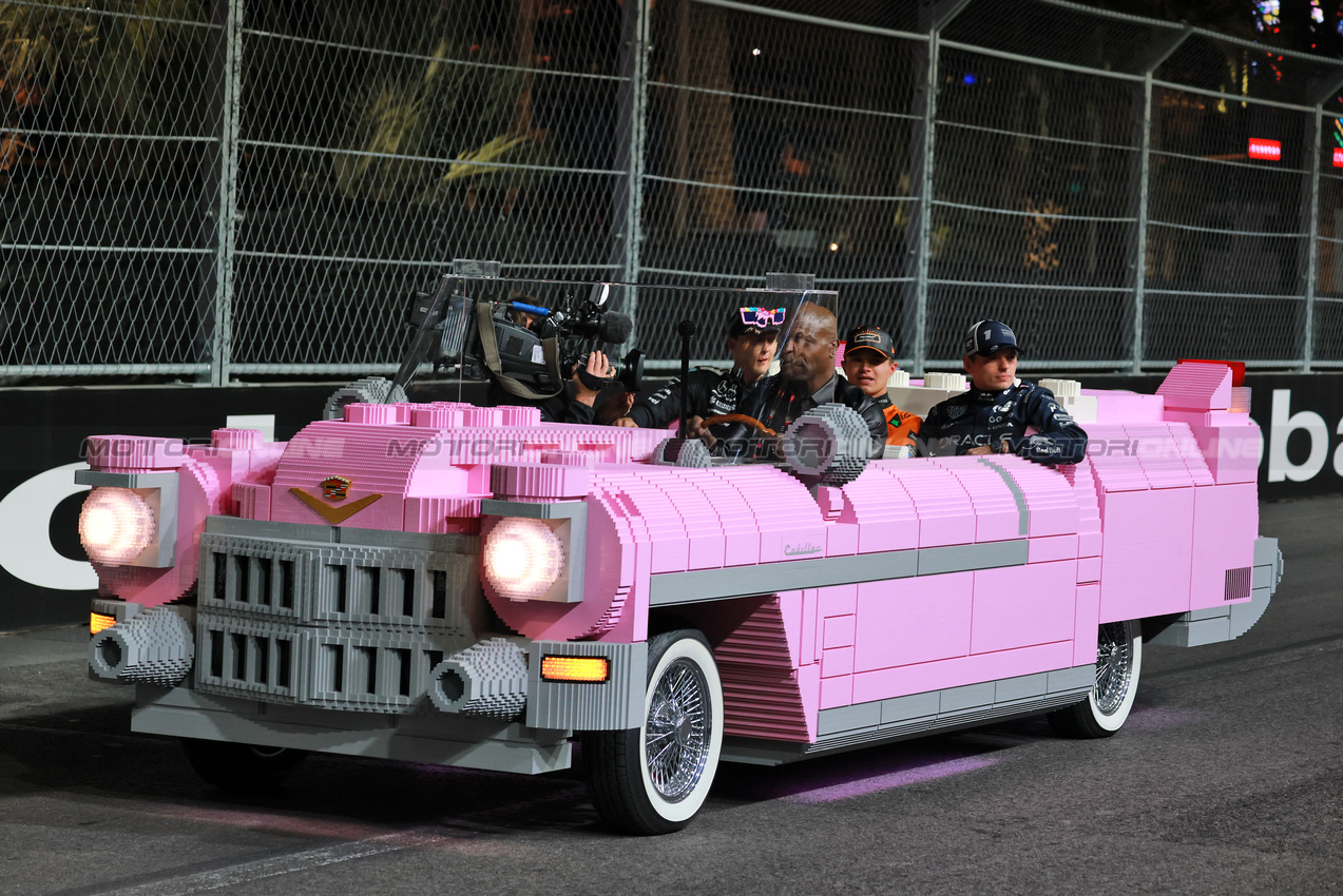 GP LAS VEGAS, Max Verstappen (NLD) Red Bull Racing with Lando Norris (GBR) McLaren e George Russell (GBR) Mercedes AMG F1 in the Lego Pink Cadillac with Terry Crews (USA) Actor at the end of the race.

22.11.2025. Formula 1 World Championship, Rd 22, Las Vegas Grand Prix, Las Vegas, Nevada, USA, Gara Day.

- www.xpbimages.com, EMail: requests@xpbimages.com © Copyright: Moy / XPB Images