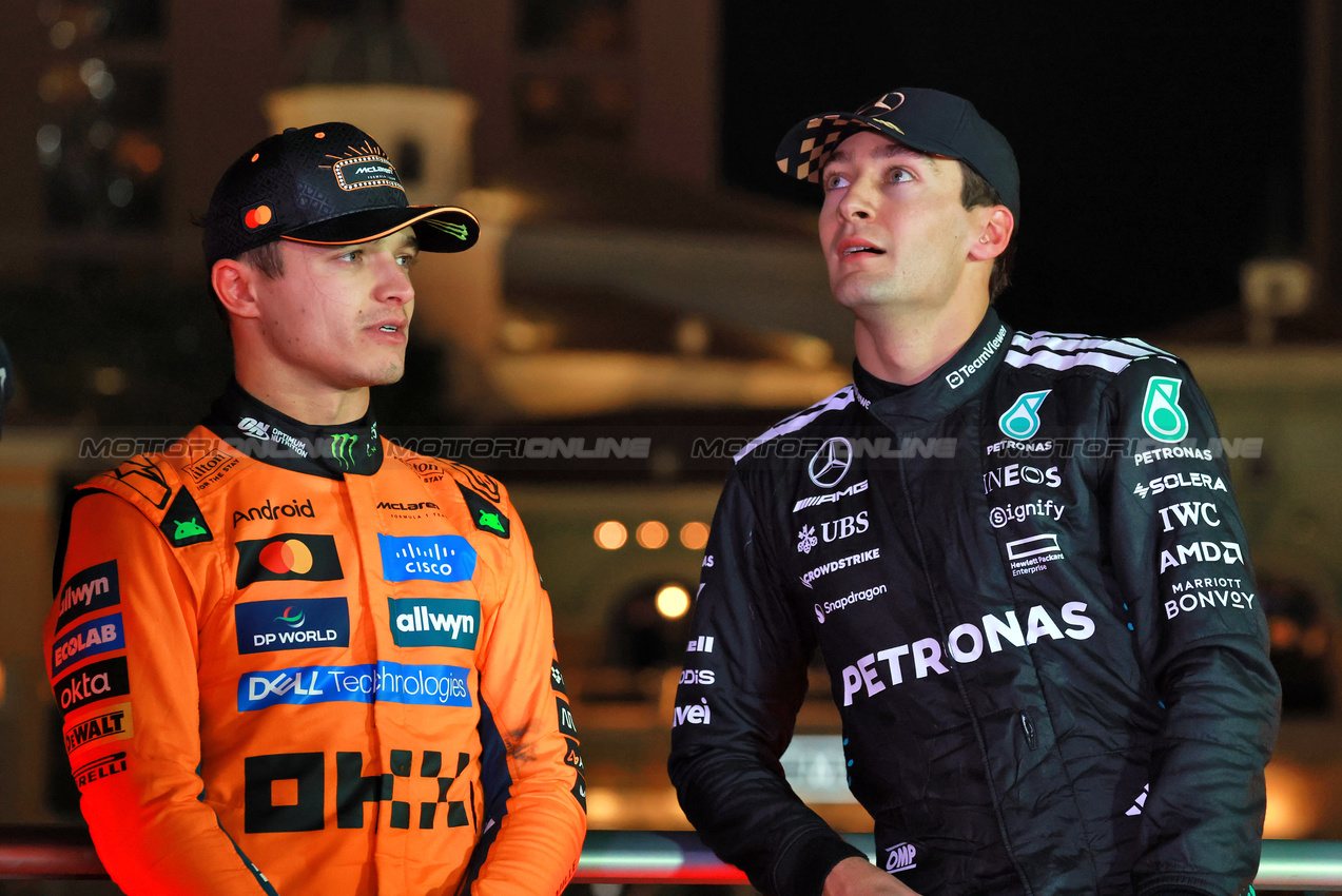 GP LAS VEGAS, (L to R): Lando Norris (GBR) McLaren with George Russell (GBR) Mercedes AMG F1.

22.11.2025. Formula 1 World Championship, Rd 22, Las Vegas Grand Prix, Las Vegas, Nevada, USA, Gara Day.

- www.xpbimages.com, EMail: requests@xpbimages.com © Copyright: Moy / XPB Images