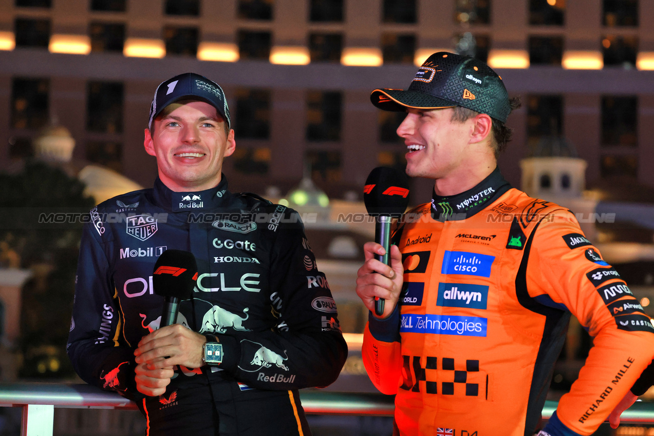 GP LAS VEGAS, (L to R): Max Verstappen (NLD) Red Bull Racing with Lando Norris (GBR) McLaren.

22.11.2025. Formula 1 World Championship, Rd 22, Las Vegas Grand Prix, Las Vegas, Nevada, USA, Gara Day.

- www.xpbimages.com, EMail: requests@xpbimages.com © Copyright: Moy / XPB Images