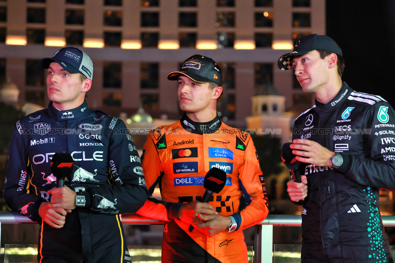 GP LAS VEGAS, (L to R): Max Verstappen (NLD) Red Bull Racing; Lando Norris (GBR) McLaren; e George Russell (GBR) Mercedes AMG F1.

22.11.2025. Formula 1 World Championship, Rd 22, Las Vegas Grand Prix, Las Vegas, Nevada, USA, Gara Day.

- www.xpbimages.com, EMail: requests@xpbimages.com © Copyright: Moy / XPB Images
