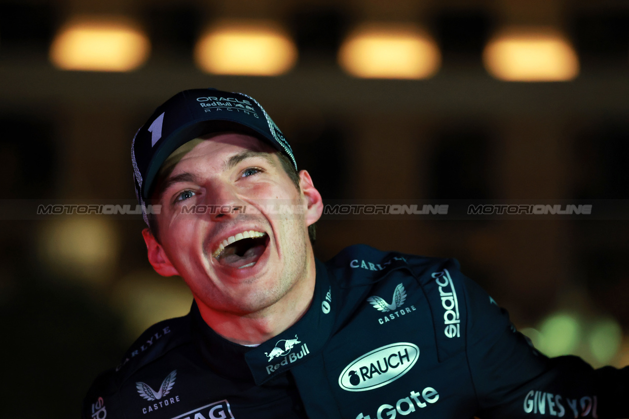 GP LAS VEGAS, Max Verstappen (NLD) Red Bull Racing.

22.11.2025. Formula 1 World Championship, Rd 22, Las Vegas Grand Prix, Las Vegas, Nevada, USA, Gara Day.

- www.xpbimages.com, EMail: requests@xpbimages.com © Copyright: Moy / XPB Images