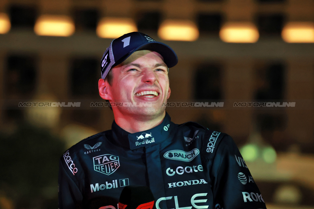 GP LAS VEGAS, Max Verstappen (NLD) Red Bull Racing.

22.11.2025. Formula 1 World Championship, Rd 22, Las Vegas Grand Prix, Las Vegas, Nevada, USA, Gara Day.

- www.xpbimages.com, EMail: requests@xpbimages.com © Copyright: Moy / XPB Images