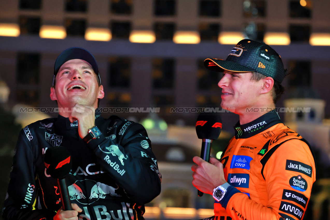 GP LAS VEGAS, (L to R): Max Verstappen (NLD) Red Bull Racing with Lando Norris (GBR) McLaren.
22.11.2025. Formula 1 World Championship, Rd 22, Las Vegas Grand Prix, Las Vegas, Nevada, USA, Gara Day.
- www.xpbimages.com, EMail: requests@xpbimages.com © Copyright: Moy / XPB Images