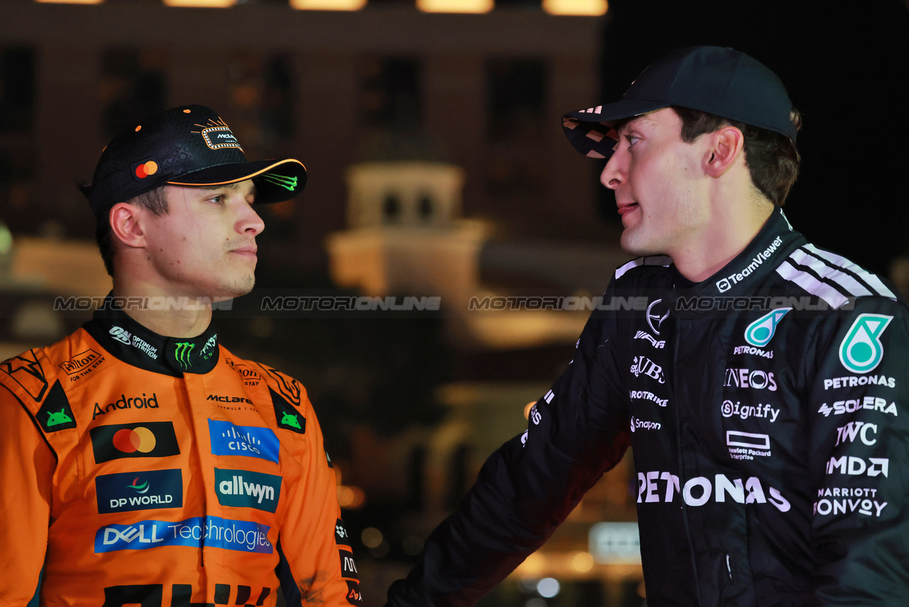 GP LAS VEGAS, (L to R): Lando Norris (GBR) McLaren with George Russell (GBR) Mercedes AMG F1.

22.11.2025. Formula 1 World Championship, Rd 22, Las Vegas Grand Prix, Las Vegas, Nevada, USA, Gara Day.

- www.xpbimages.com, EMail: requests@xpbimages.com © Copyright: Moy / XPB Images
