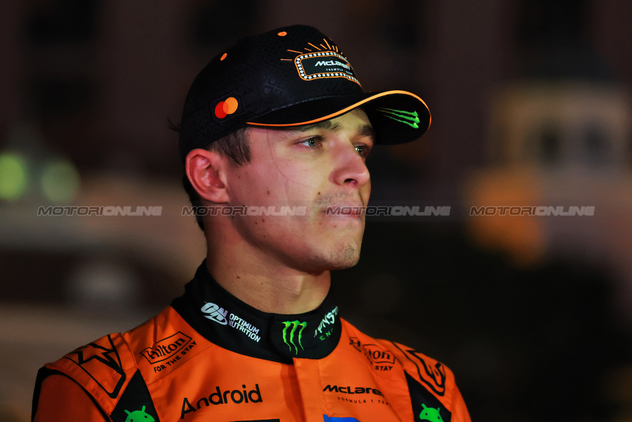 GP LAS VEGAS, Lando Norris (GBR) McLaren.
22.11.2025. Formula 1 World Championship, Rd 22, Las Vegas Grand Prix, Las Vegas, Nevada, USA, Gara Day.
- www.xpbimages.com, EMail: requests@xpbimages.com © Copyright: Moy / XPB Images