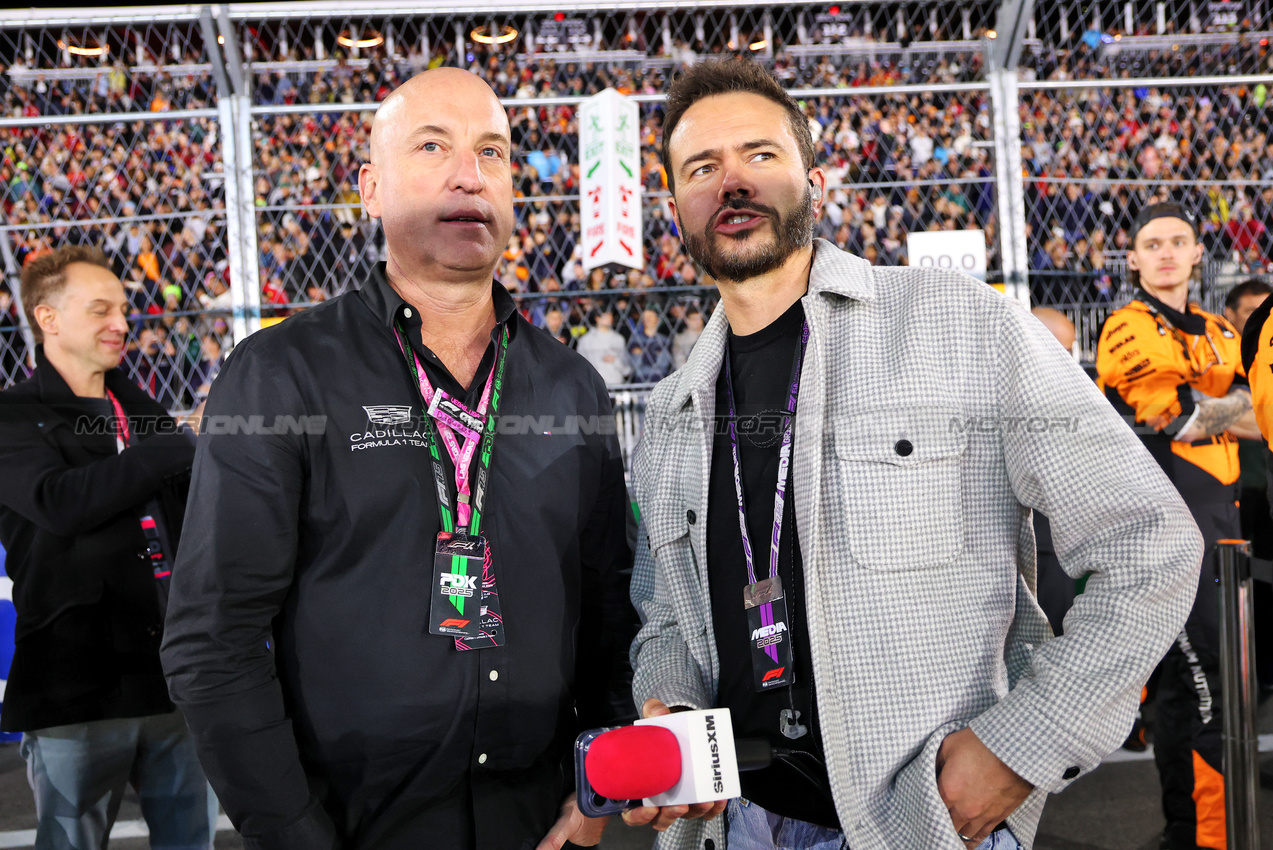 GP LAS VEGAS, (L to R): Dan Towriss (USA) Cadillac F1 Team e TWG Motorsports CEO with Chris Medland (GBR) F1 Presenter on the grid.

22.11.2025. Formula 1 World Championship, Rd 22, Las Vegas Grand Prix, Las Vegas, Nevada, USA, Gara Day.

- www.xpbimages.com, EMail: requests@xpbimages.com © Copyright: Batchelor / XPB Images