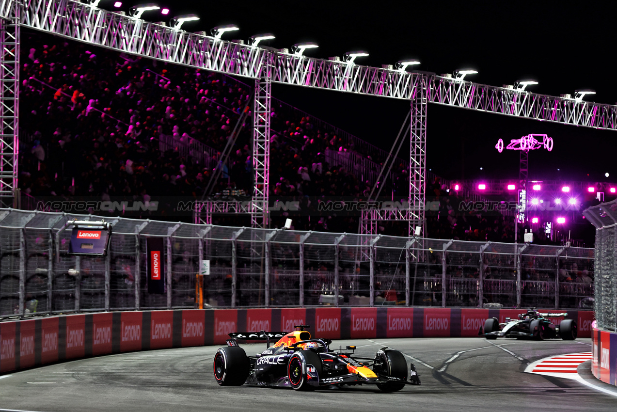 GP LAS VEGAS, Max Verstappen (NLD) Red Bull Racing RB21.

22.11.2025. Formula 1 World Championship, Rd 22, Las Vegas Grand Prix, Las Vegas, Nevada, USA, Gara Day.

 - www.xpbimages.com, EMail: requests@xpbimages.com © Copyright: Patching / XPB Images