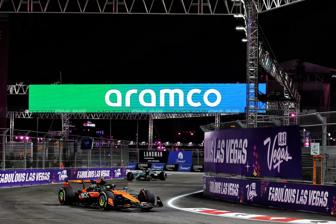 GP LAS VEGAS, Lando Norris (GBR) McLaren MCL39.

22.11.2025. Formula 1 World Championship, Rd 22, Las Vegas Grand Prix, Las Vegas, Nevada, USA, Gara Day.

 - www.xpbimages.com, EMail: requests@xpbimages.com © Copyright: Patching / XPB Images