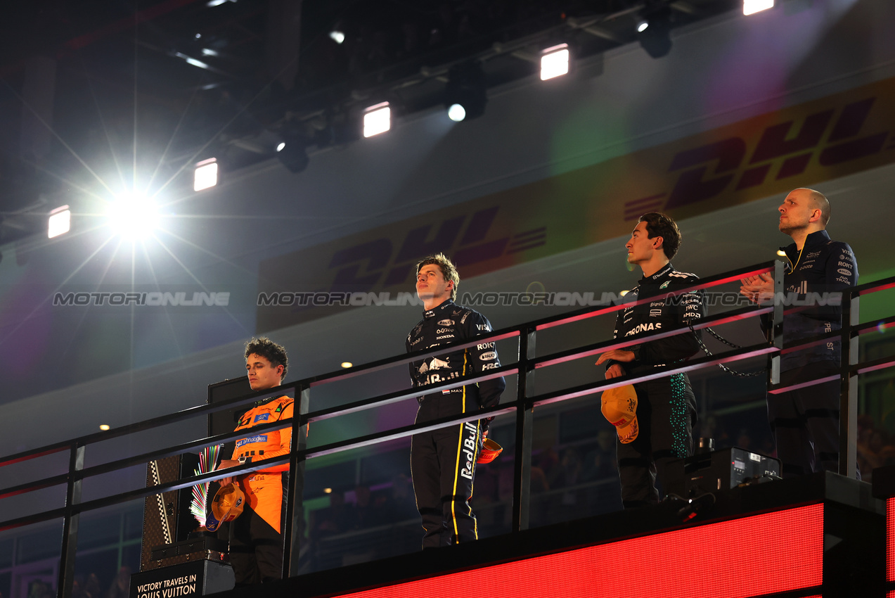 GP LAS VEGAS, The podium (L to R): Lando Norris (GBR) McLaren, second; Max Verstappen (NLD) Red Bull Racing, vincitore; George Russell (GBR) Mercedes AMG F1, third; Gianpiero Lambiase (ITA) Red Bull Racing Head of Racing.

22.11.2025. Formula 1 World Championship, Rd 22, Las Vegas Grand Prix, Las Vegas, Nevada, USA, Gara Day.

 - www.xpbimages.com, EMail: requests@xpbimages.com © Copyright: Patching / XPB Images