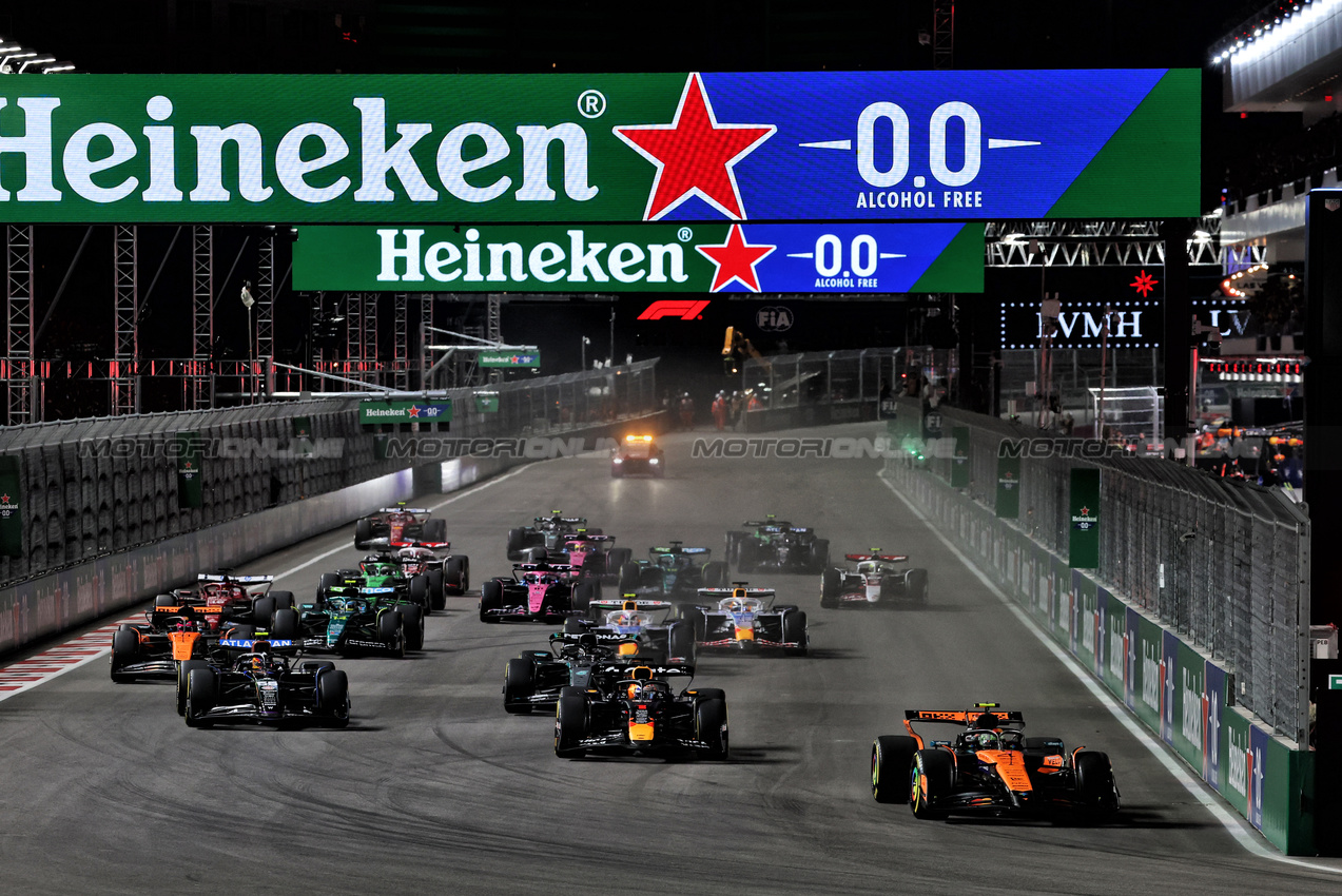 GP LAS VEGAS, Lando Norris (GBR) McLaren MCL39 davanti a Max Verstappen (NLD) Red Bull Racing RB21 at the partenza of the race.
22.11.2025. Formula 1 World Championship, Rd 22, Las Vegas Grand Prix, Las Vegas, Nevada, USA, Gara Day.
- www.xpbimages.com, EMail: requests@xpbimages.com © Copyright: Batchelor / XPB Images