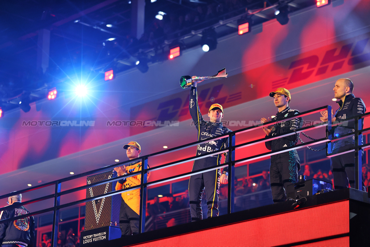 GP LAS VEGAS, The podium (L to R): Lando Norris (GBR) McLaren, second; Max Verstappen (NLD) Red Bull Racing, vincitore; George Russell (GBR) Mercedes AMG F1, third; Gianpiero Lambiase (ITA) Red Bull Racing Head of Racing.

22.11.2025. Formula 1 World Championship, Rd 22, Las Vegas Grand Prix, Las Vegas, Nevada, USA, Gara Day.

 - www.xpbimages.com, EMail: requests@xpbimages.com © Copyright: Patching / XPB Images