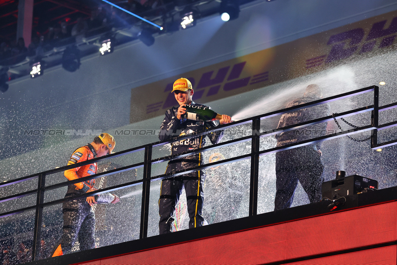 GP LAS VEGAS, The podium (L to R): Lando Norris (GBR) McLaren, second; Max Verstappen (NLD) Red Bull Racing, vincitore; George Russell (GBR) Mercedes AMG F1, third; Gianpiero Lambiase (ITA) Red Bull Racing Head of Racing.
22.11.2025. Formula 1 World Championship, Rd 22, Las Vegas Grand Prix, Las Vegas, Nevada, USA, Gara Day.
- www.xpbimages.com, EMail: requests@xpbimages.com © Copyright: Patching / XPB Images