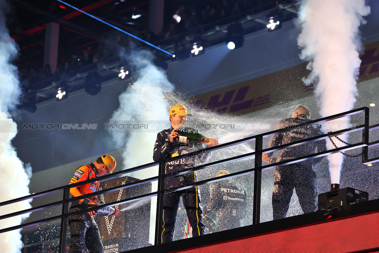 GP LAS VEGAS, The podium (L to R): Lando Norris (GBR) McLaren, second; Max Verstappen (NLD) Red Bull Racing, vincitore; George Russell (GBR) Mercedes AMG F1, third; Gianpiero Lambiase (ITA) Red Bull Racing Head of Racing.
22.11.2025. Formula 1 World Championship, Rd 22, Las Vegas Grand Prix, Las Vegas, Nevada, USA, Gara Day.
- www.xpbimages.com, EMail: requests@xpbimages.com © Copyright: Patching / XPB Images