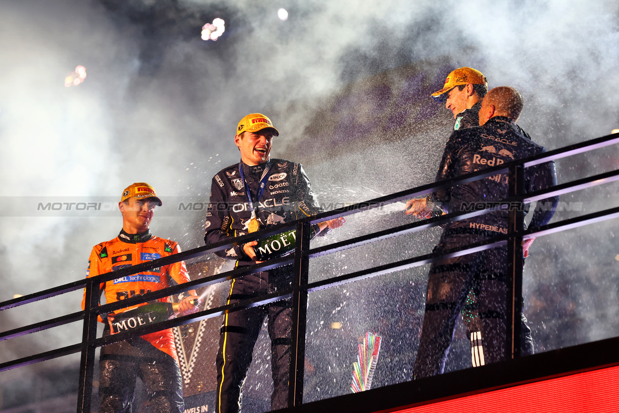GP LAS VEGAS, The podium (L to R): Lando Norris (GBR) McLaren, second; Max Verstappen (NLD) Red Bull Racing, vincitore; George Russell (GBR) Mercedes AMG F1, third; Gianpiero Lambiase (ITA) Red Bull Racing Head of Racing.

22.11.2025. Formula 1 World Championship, Rd 22, Las Vegas Grand Prix, Las Vegas, Nevada, USA, Gara Day.

 - www.xpbimages.com, EMail: requests@xpbimages.com © Copyright: Patching / XPB Images