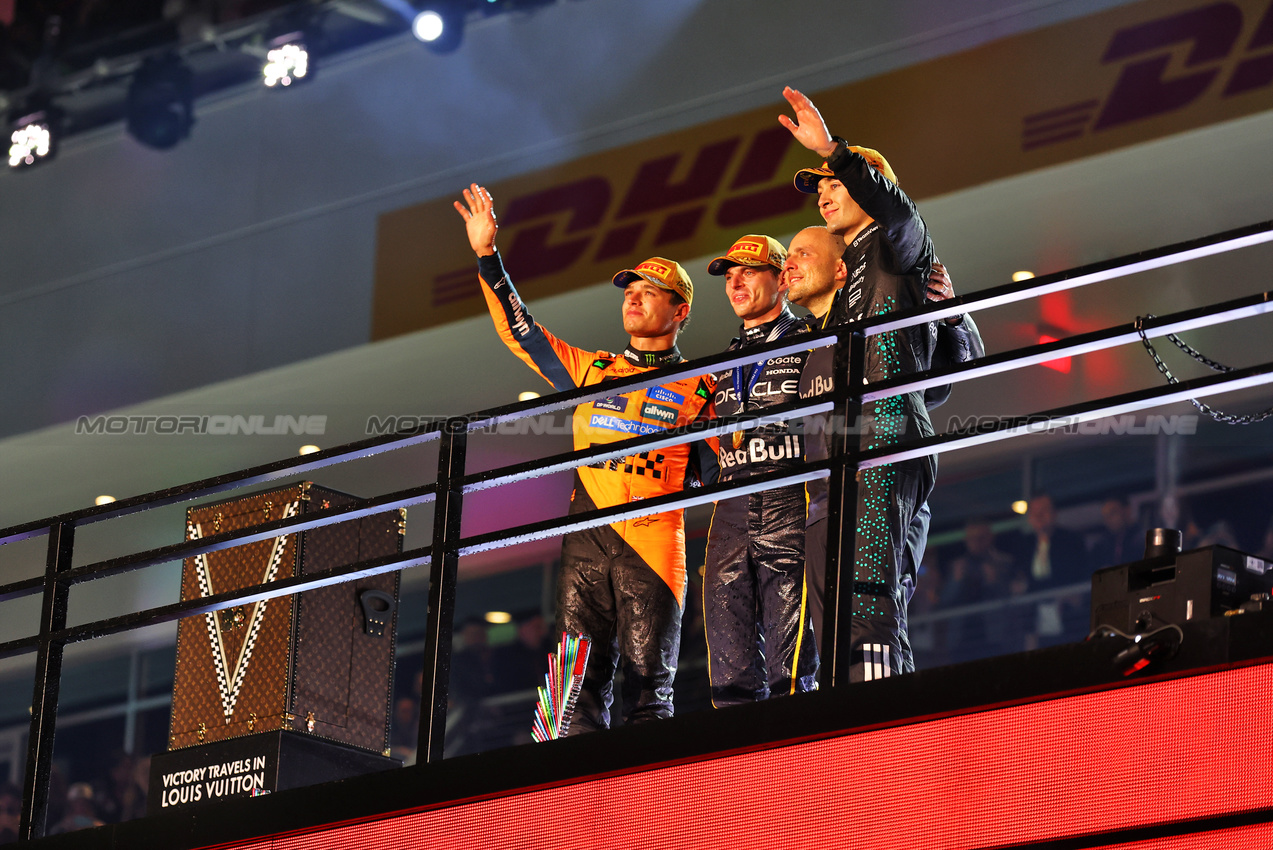 GP LAS VEGAS, The podium (L to R): Lando Norris (GBR) McLaren, second; Max Verstappen (NLD) Red Bull Racing, vincitore; Gianpiero Lambiase (ITA) Red Bull Racing Head of Racing; George Russell (GBR) Mercedes AMG F1, third.
22.11.2025. Formula 1 World Championship, Rd 22, Las Vegas Grand Prix, Las Vegas, Nevada, USA, Gara Day.
- www.xpbimages.com, EMail: requests@xpbimages.com © Copyright: Patching / XPB Images