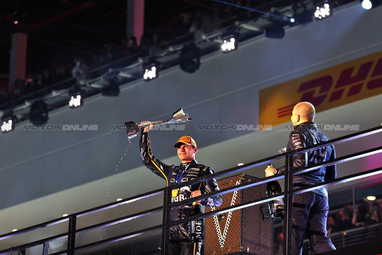 GP LAS VEGAS, (L to R): Gara winner Max Verstappen (NLD) Red Bull Racing celebrates on the podium with Gianpiero Lambiase (ITA) Red Bull Racing Head of Racing.

22.11.2025. Formula 1 World Championship, Rd 22, Las Vegas Grand Prix, Las Vegas, Nevada, USA, Gara Day.

 - www.xpbimages.com, EMail: requests@xpbimages.com © Copyright: Patching / XPB Images