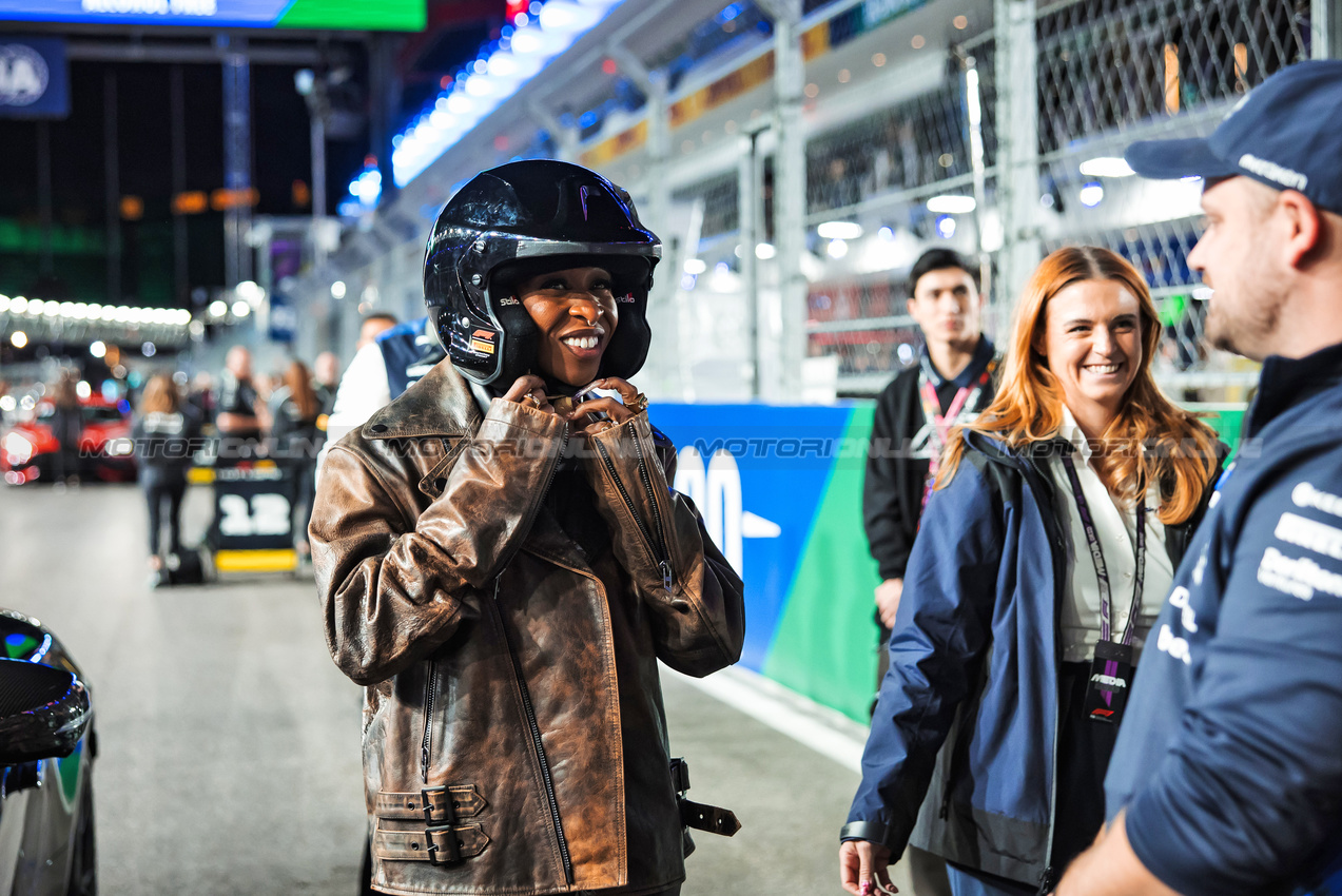 GP LAS VEGAS,  Cynthia Erivo (GBR) Actress - Pirelli Hot Laps with Atlassian Williams Racing.

22.11.2025. Formula 1 World Championship, Rd 22, Las Vegas Grand Prix, Las Vegas, Nevada, USA, Gara Day.

- www.xpbimages.com, EMail: requests@xpbimages.com © Copyright: Bearne / XPB Images