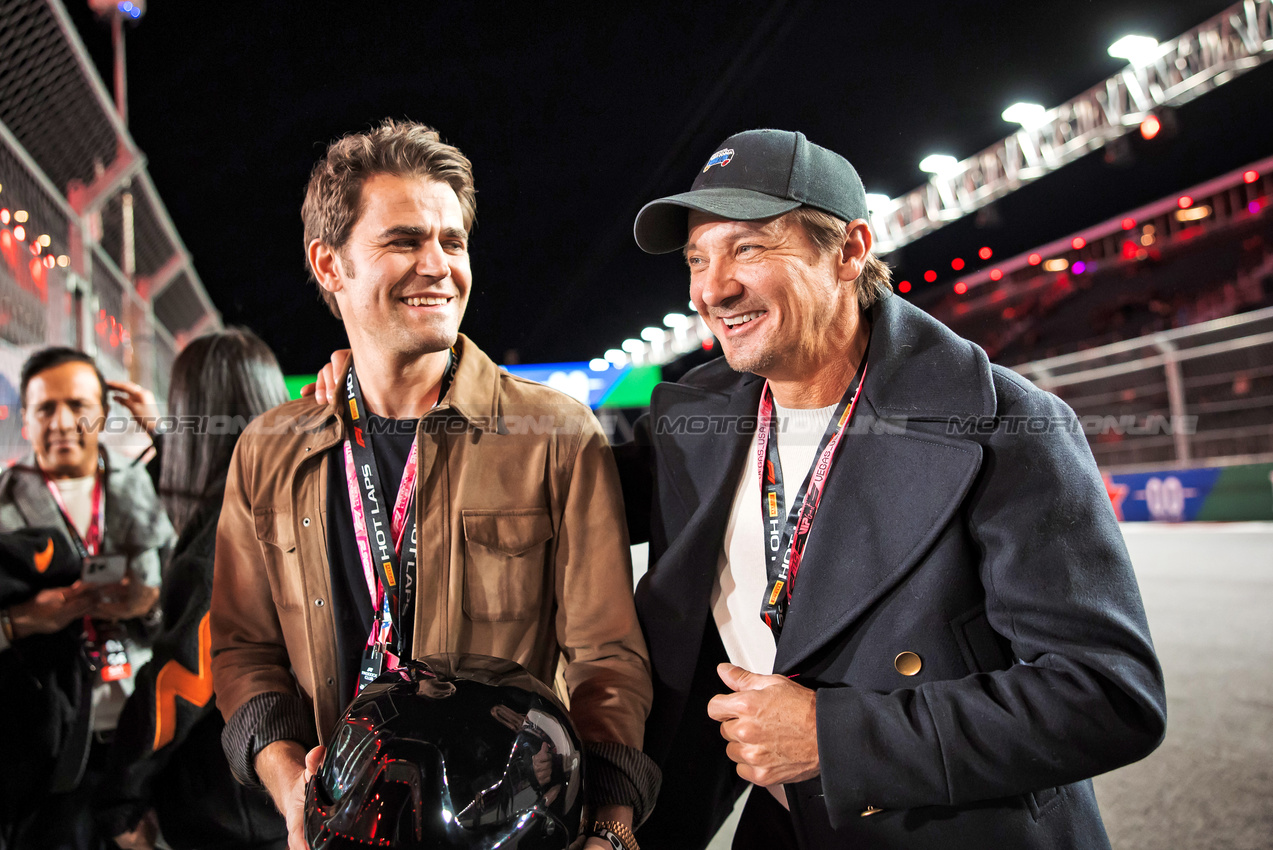 GP LAS VEGAS, (L to R): Paul Wesley (USA) Actor with Jeremy Renner (USA) Actor.

22.11.2025. Formula 1 World Championship, Rd 22, Las Vegas Grand Prix, Las Vegas, Nevada, USA, Gara Day.

- www.xpbimages.com, EMail: requests@xpbimages.com © Copyright: Bearne / XPB Images