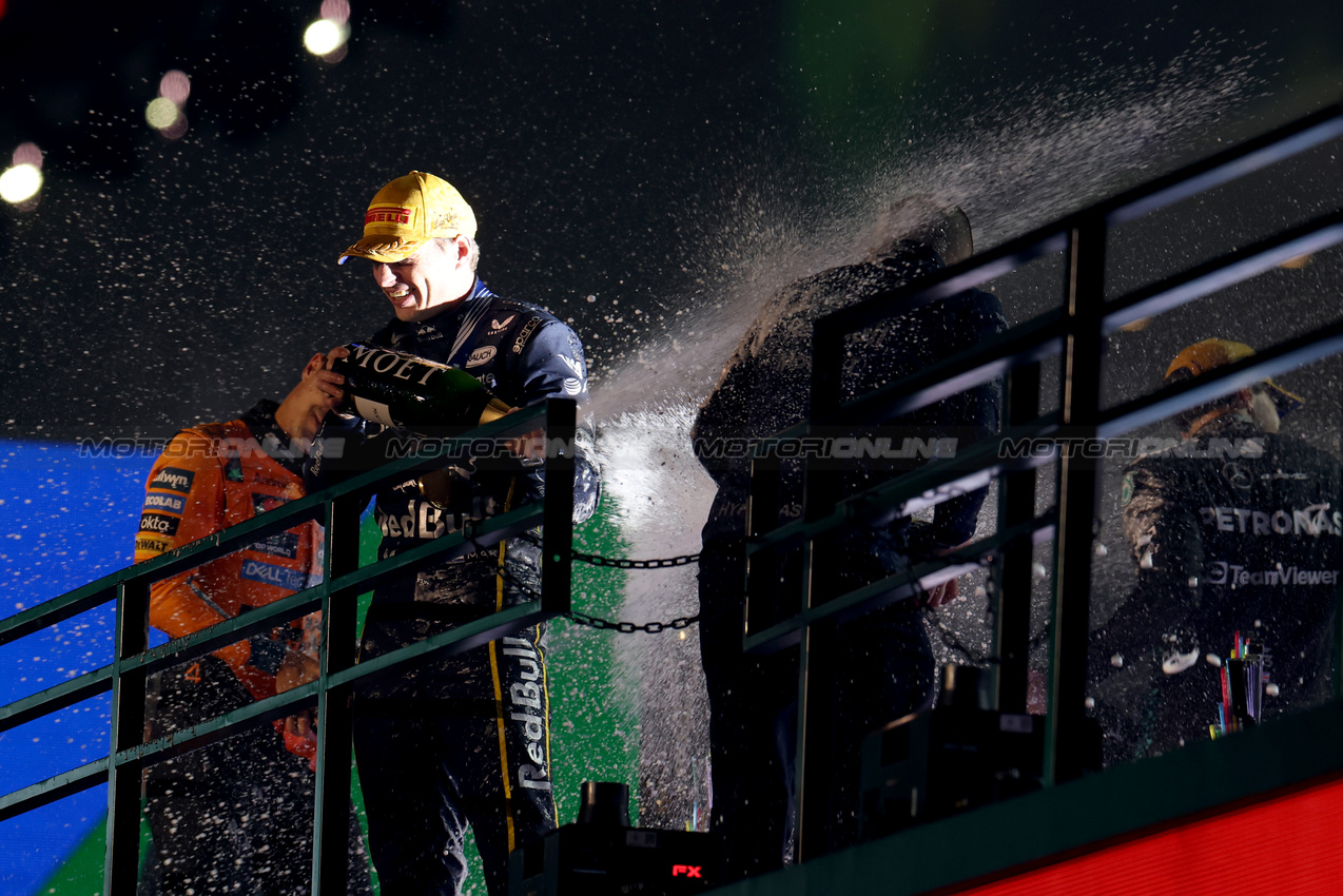 GP LAS VEGAS, Gara winner Max Verstappen (NLD) Red Bull Racing celebrates on the podium.
22.11.2025. Formula 1 World Championship, Rd 22, Las Vegas Grand Prix, Las Vegas, Nevada, USA, Gara Day.
- www.xpbimages.com, EMail: requests@xpbimages.com © Copyright: Coates / XPB Images