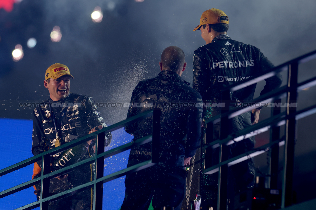 GP LAS VEGAS, (L to R): Gara winner Max Verstappen (NLD) Red Bull Racing celebrates on the podium with Gianpiero Lambiase (ITA) Red Bull Racing Head of Racing e George Russell (GBR) Mercedes AMG F1.
22.11.2025. Formula 1 World Championship, Rd 22, Las Vegas Grand Prix, Las Vegas, Nevada, USA, Gara Day.
- www.xpbimages.com, EMail: requests@xpbimages.com © Copyright: Coates / XPB Images