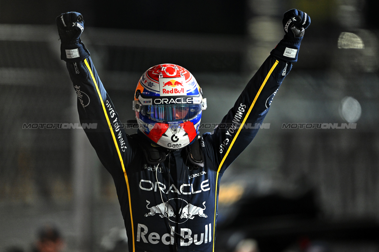 GP LAS VEGAS, Gara winner Max Verstappen (NLD) Red Bull Racing celebrates in parc ferme.

22.11.2025. Formula 1 World Championship, Rd 22, Las Vegas Grand Prix, Las Vegas, Nevada, USA, Gara Day.

- www.xpbimages.com, EMail: requests@xpbimages.com © Copyright: Price	/ XPB Images