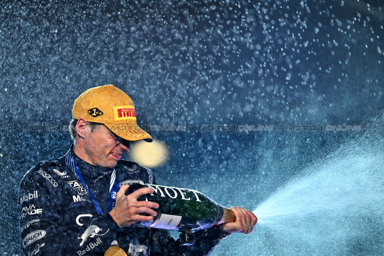 GP LAS VEGAS, Gara winner Max Verstappen (NLD) Red Bull Racing celebrates on the podium.

22.11.2025. Formula 1 World Championship, Rd 22, Las Vegas Grand Prix, Las Vegas, Nevada, USA, Gara Day.

- www.xpbimages.com, EMail: requests@xpbimages.com © Copyright: Price	/ XPB Images