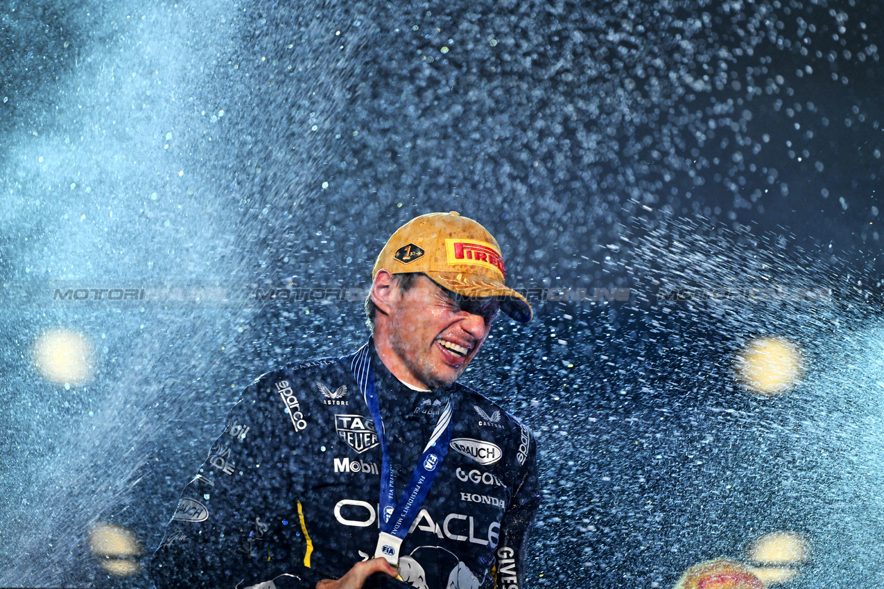 GP LAS VEGAS, Gara winner Max Verstappen (NLD) Red Bull Racing celebrates on the podium.

22.11.2025. Formula 1 World Championship, Rd 22, Las Vegas Grand Prix, Las Vegas, Nevada, USA, Gara Day.

- www.xpbimages.com, EMail: requests@xpbimages.com © Copyright: Price	/ XPB Images