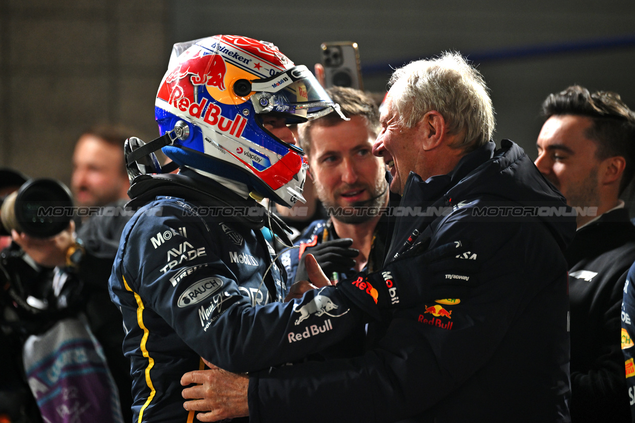 GP LAS VEGAS, Gara winner Max Verstappen (NLD) Red Bull Racing celebrates in parc ferme with Dr Helmut Marko (AUT) Red Bull Motorsport Consultant.

22.11.2025. Formula 1 World Championship, Rd 22, Las Vegas Grand Prix, Las Vegas, Nevada, USA, Gara Day.

- www.xpbimages.com, EMail: requests@xpbimages.com © Copyright: Price	/ XPB Images