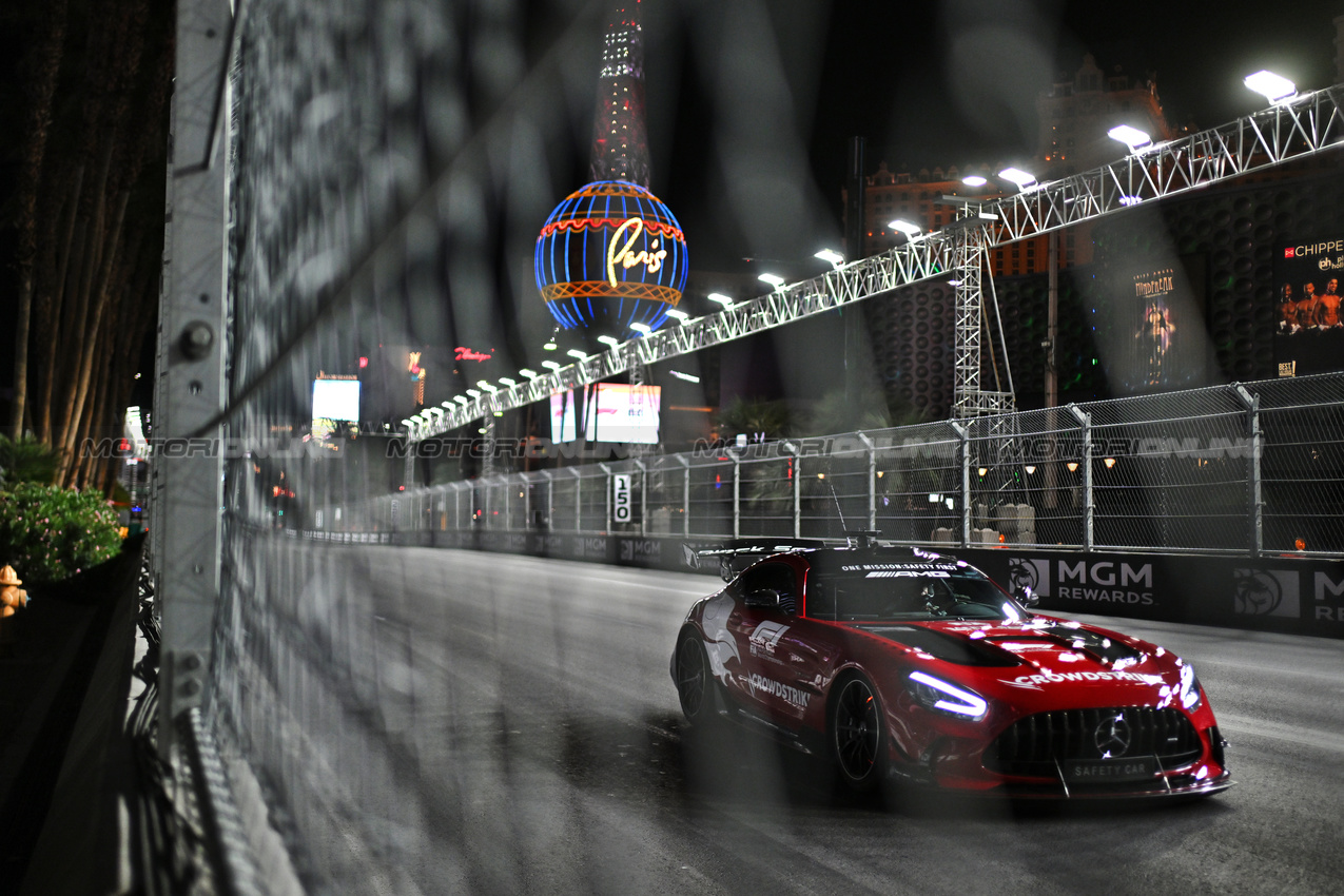 GP LAS VEGAS, Mercedes FIA Safety Car.
22.11.2025. Formula 1 World Championship, Rd 22, Las Vegas Grand Prix, Las Vegas, Nevada, USA, Gara Day.
- www.xpbimages.com, EMail: requests@xpbimages.com © Copyright: Price / XPB Images