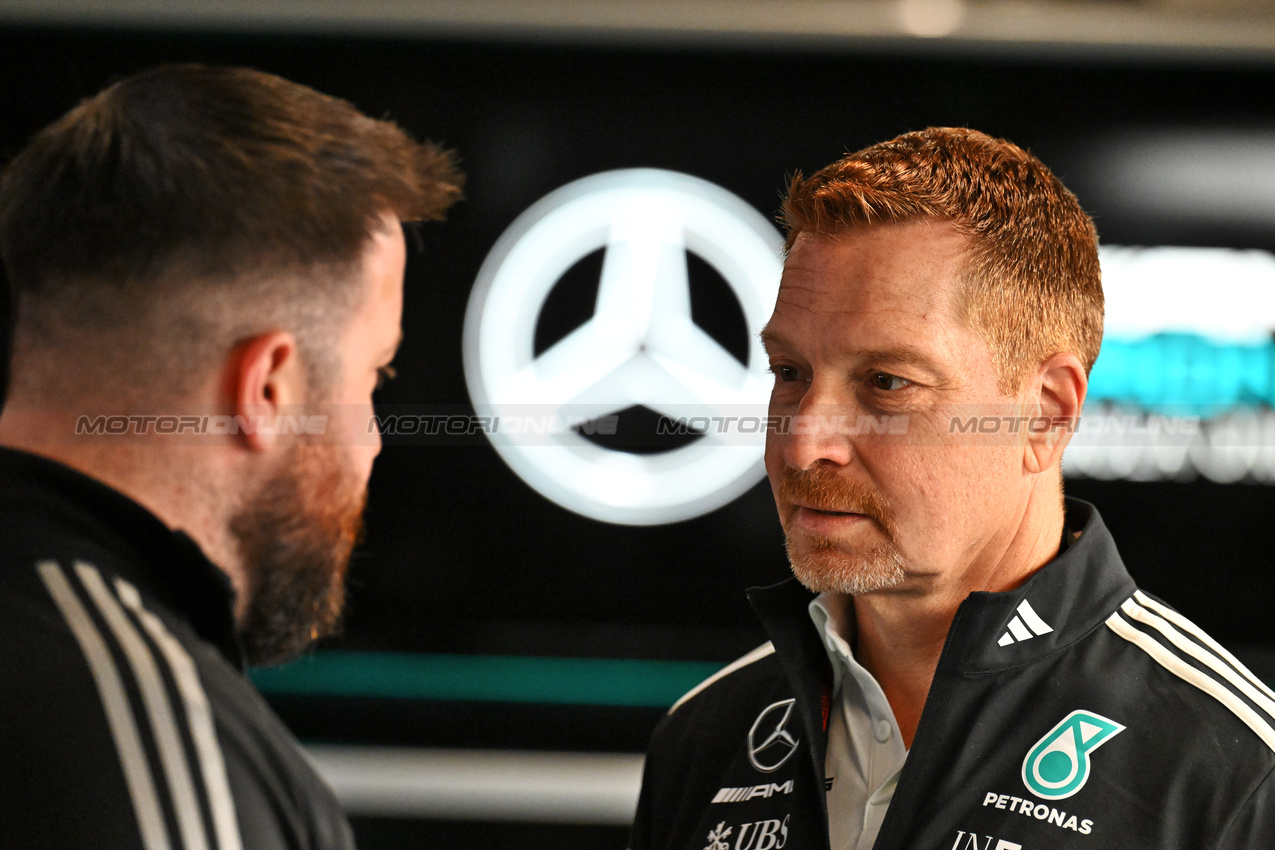 GP LAS VEGAS, George Kurtz (USA) Crowdstrike CEO e Mercedes AMG F1 Co-Owner.
22.11.2025. Formula 1 World Championship, Rd 22, Las Vegas Grand Prix, Las Vegas, Nevada, USA, Gara Day.
- www.xpbimages.com, EMail: requests@xpbimages.com © Copyright: Price / XPB Images