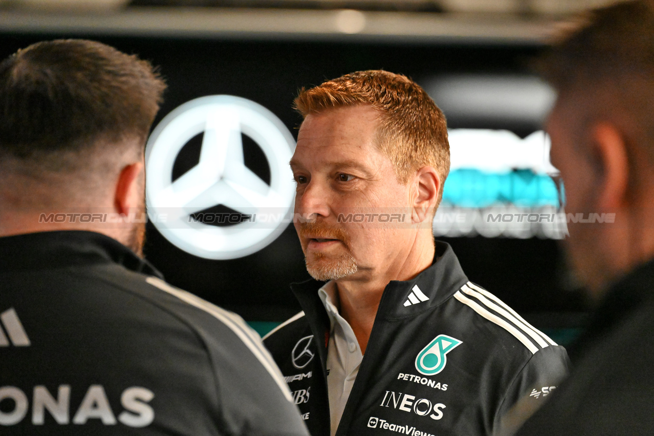 GP LAS VEGAS, George Kurtz (USA) Crowdstrike CEO e Mercedes AMG F1 Co-Owner.

22.11.2025. Formula 1 World Championship, Rd 22, Las Vegas Grand Prix, Las Vegas, Nevada, USA, Gara Day.

- www.xpbimages.com, EMail: requests@xpbimages.com © Copyright: Price	/ XPB Images