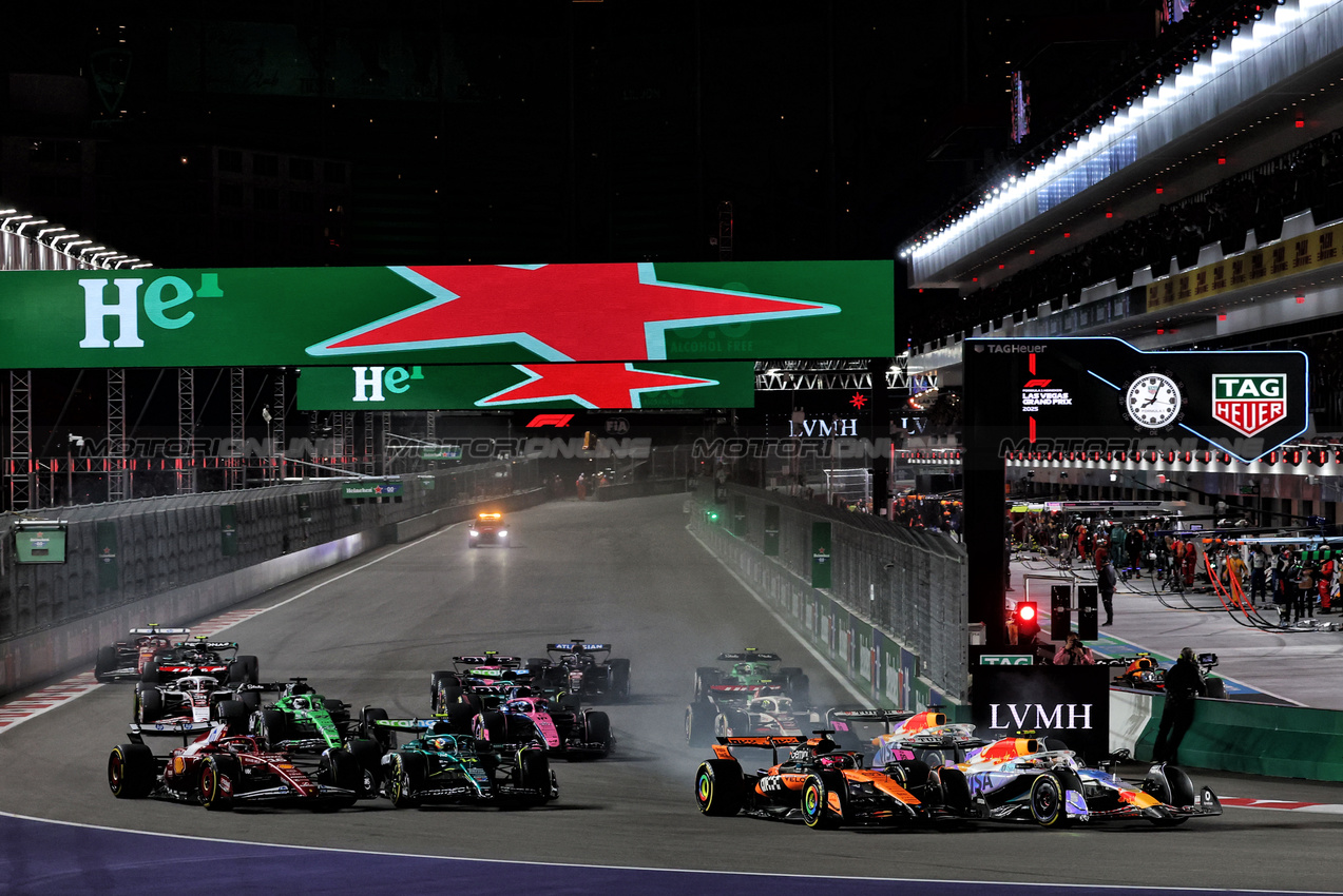 GP LAS VEGAS, Oscar Piastri (AUS) McLaren MCL39 e Liam Lawson (NZL) Racing Bulls VCARB 02 at the partenza of the race.

22.11.2025. Formula 1 World Championship, Rd 22, Las Vegas Grand Prix, Las Vegas, Nevada, USA, Gara Day.

- www.xpbimages.com, EMail: requests@xpbimages.com © Copyright: Batchelor / XPB Images