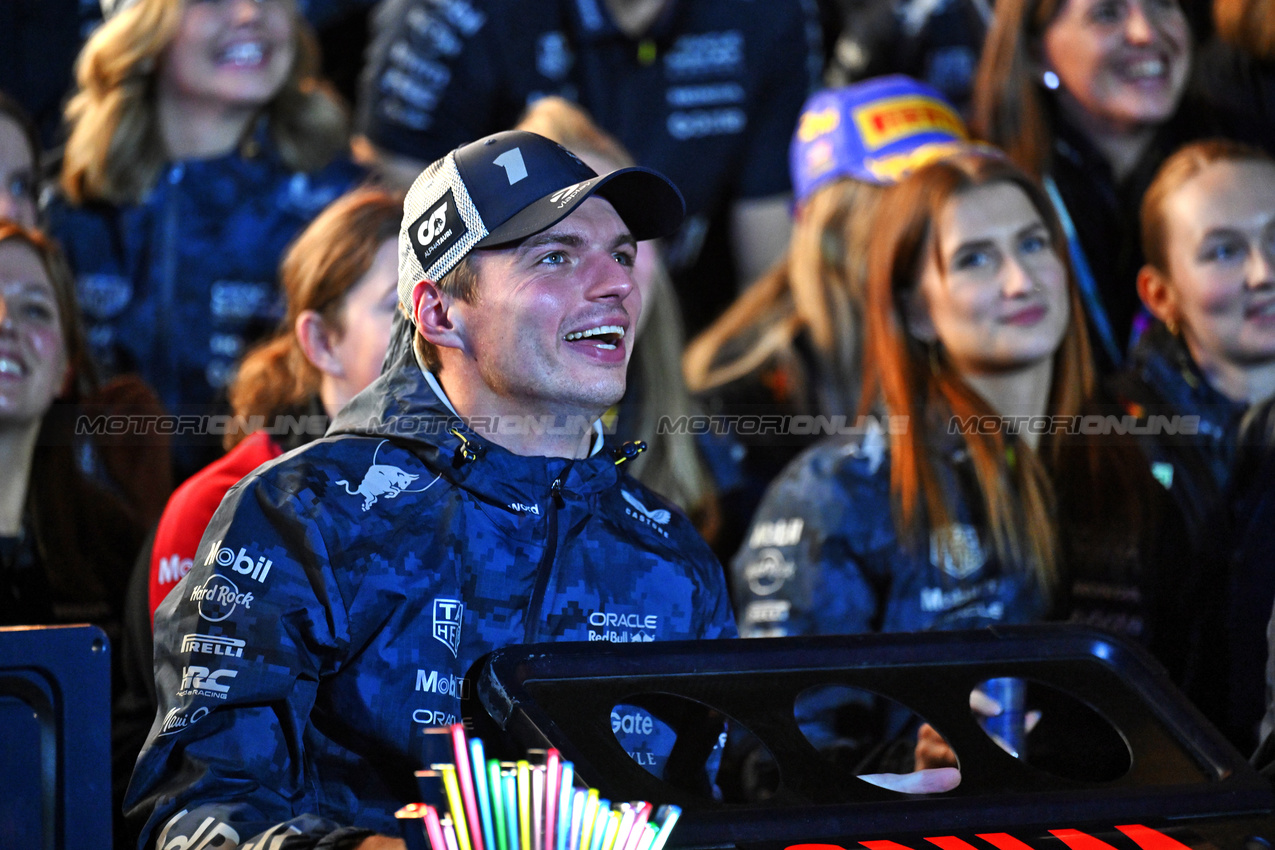 GP LAS VEGAS, Gara winner Max Verstappen (NLD) Red Bull Racing celebrates with the team.

22.11.2025. Formula 1 World Championship, Rd 22, Las Vegas Grand Prix, Las Vegas, Nevada, USA, Gara Day.

- www.xpbimages.com, EMail: requests@xpbimages.com © Copyright: Price	/ XPB Images