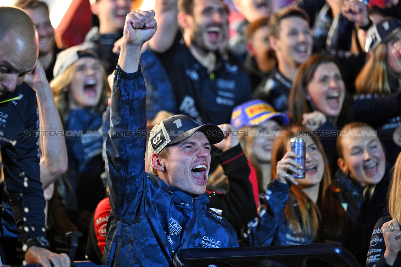 GP LAS VEGAS, Gara winner Max Verstappen (NLD) Red Bull Racing celebrates with the team.
22.11.2025. Formula 1 World Championship, Rd 22, Las Vegas Grand Prix, Las Vegas, Nevada, USA, Gara Day.
- www.xpbimages.com, EMail: requests@xpbimages.com © Copyright: Price / XPB Images