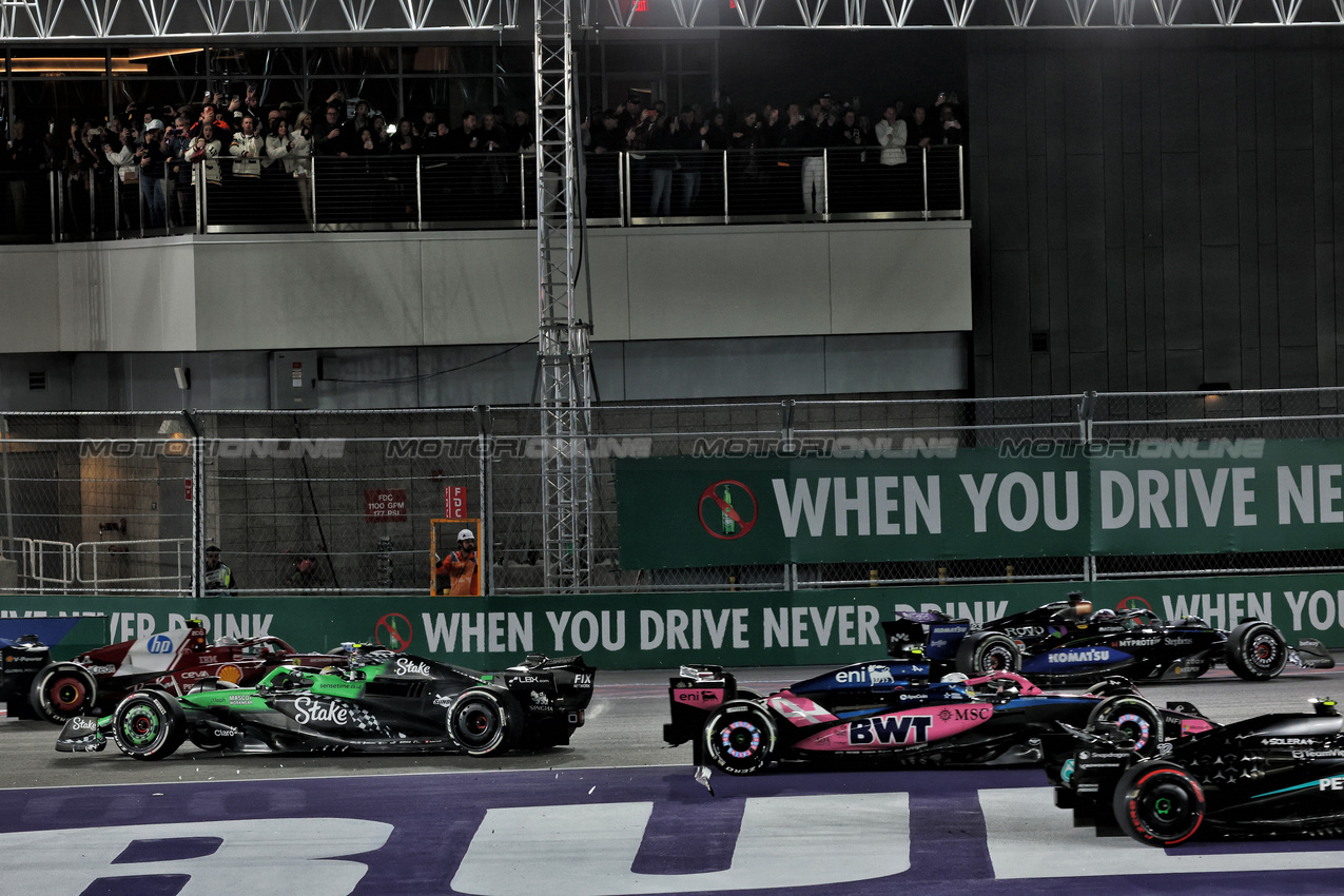 GP LAS VEGAS, Gabriel Bortoleto (BRA) Sauber C45 e Franco Colapinto (ARG) Alpine F1 Team A525 at the partenza of the race.

22.11.2025. Formula 1 World Championship, Rd 22, Las Vegas Grand Prix, Las Vegas, Nevada, USA, Gara Day.

- www.xpbimages.com, EMail: requests@xpbimages.com © Copyright: Batchelor / XPB Images