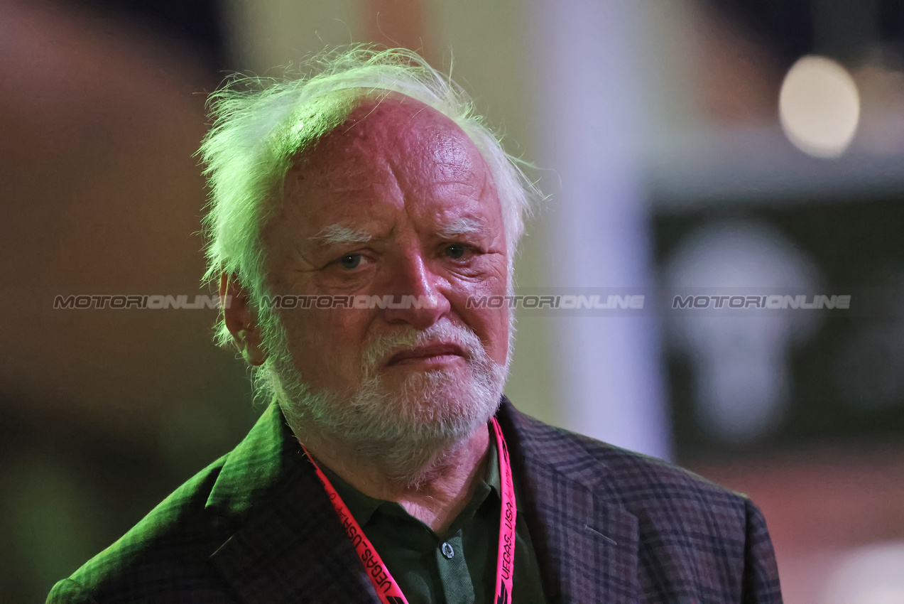 GP LAS VEGAS, Andras Arato (HUN) Retired Electrician e Hide the Pain Harold meme.

22.11.2025. Formula 1 World Championship, Rd 22, Las Vegas Grand Prix, Las Vegas, Nevada, USA, Gara Day.

- www.xpbimages.com, EMail: requests@xpbimages.com © Copyright: Batchelor / XPB Images