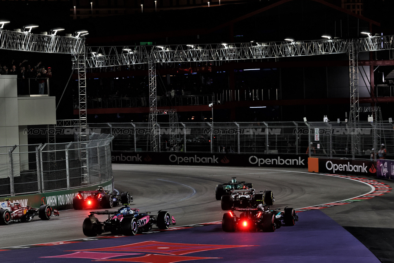 GP LAS VEGAS, Pierre Gasly (FRA) Alpine F1 Team A525 e Andrea Kimi Antonelli (ITA) Mercedes AMG F1 W16 at the partenza of the race.

22.11.2025. Formula 1 World Championship, Rd 22, Las Vegas Grand Prix, Las Vegas, Nevada, USA, Gara Day.

- www.xpbimages.com, EMail: requests@xpbimages.com © Copyright: Batchelor / XPB Images