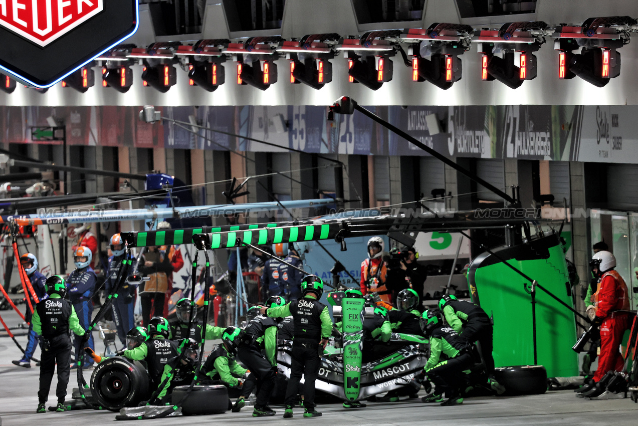 GP LAS VEGAS, Gabriel Bortoleto (BRA) Sauber C45 makes a pit stop.

22.11.2025. Formula 1 World Championship, Rd 22, Las Vegas Grand Prix, Las Vegas, Nevada, USA, Gara Day.

- www.xpbimages.com, EMail: requests@xpbimages.com © Copyright: Batchelor / XPB Images
