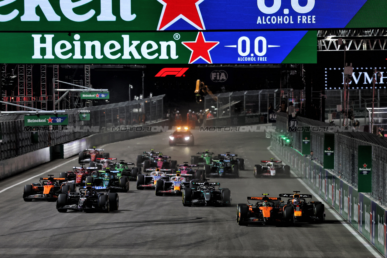GP LAS VEGAS, Lando Norris (GBR) McLaren MCL39 davanti a Max Verstappen (NLD) Red Bull Racing RB21 at the partenza of the race.

22.11.2025. Formula 1 World Championship, Rd 22, Las Vegas Grand Prix, Las Vegas, Nevada, USA, Gara Day.

- www.xpbimages.com, EMail: requests@xpbimages.com © Copyright: Batchelor / XPB Images